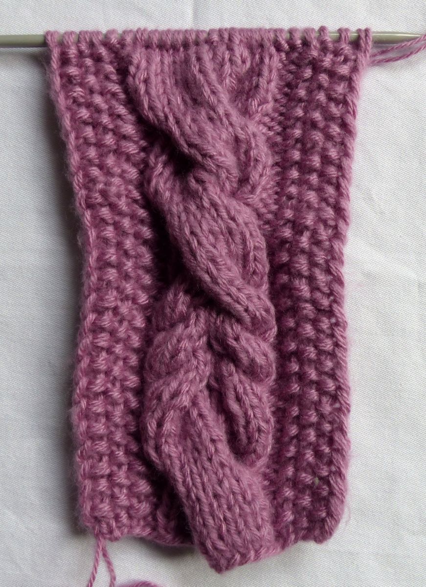 Blog-Inhaltsbild für 'Kostenlose Strickanleitung Stirnband "Warm Verzopft"'