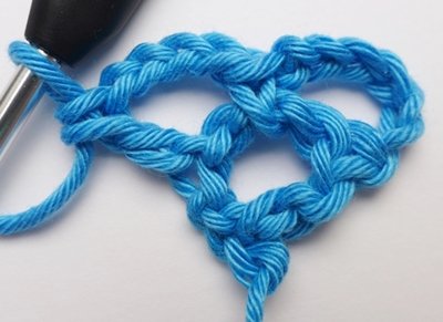 Blog-Inhaltsbild für 'Gratis: Häkelanleitung Dreiecktuch für kleine Anziehpuppen'