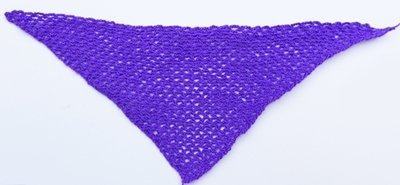 Blog-Inhaltsbild für 'Gratis: Häkelanleitung Dreiecktuch für kleine Anziehpuppen'