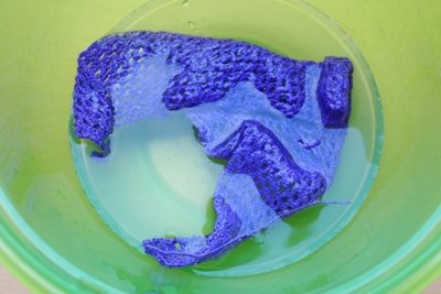 Blog-Inhaltsbild für 'Gratis: Häkelanleitung Dreiecktuch für kleine Anziehpuppen'