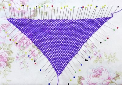 Blog-Inhaltsbild für 'Gratis: Häkelanleitung Dreiecktuch für kleine Anziehpuppen'