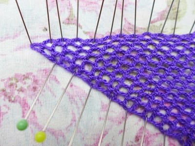 Blog-Inhaltsbild für 'Gratis: Häkelanleitung Dreiecktuch für kleine Anziehpuppen'