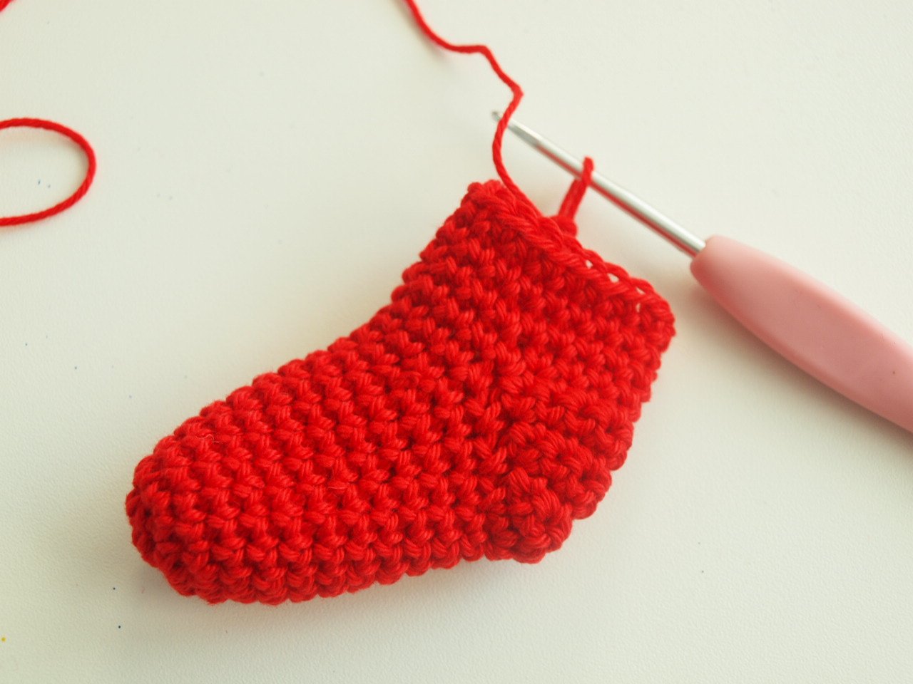 Blog-Inhaltsbild für 'Häkelanleitung Weihnachtsstiefel, Nikolausstiefel, 10 cm groß'