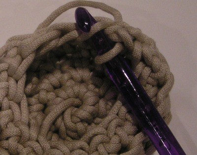 Blog-Inhaltsbild für 'Häkelanleitung für ein Körbchen aus Bändchengarn - kostenlos'