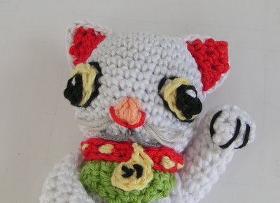 Blog-Inhaltsbild für 'Häkelanleitung Maneki neko Winkekatze gratis'