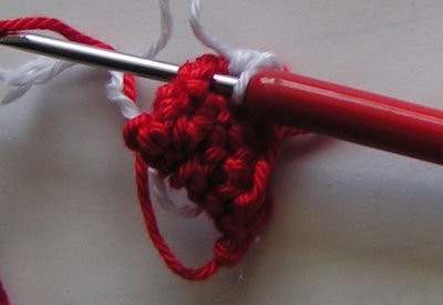 Blog-Inhaltsbild für 'Häkelanleitung Maneki neko Winkekatze gratis'