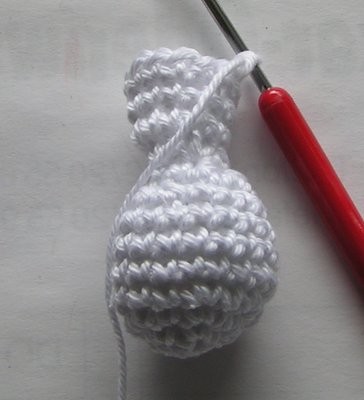 Blog-Inhaltsbild für 'Häkelanleitung Maneki neko Winkekatze gratis'