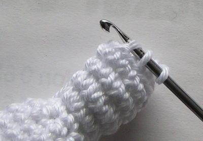 Blog-Inhaltsbild für 'Häkelanleitung Maneki neko Winkekatze gratis'