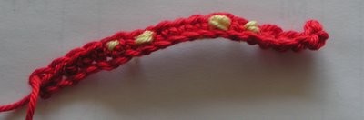 Blog-Inhaltsbild für 'Häkelanleitung Maneki neko Winkekatze gratis'