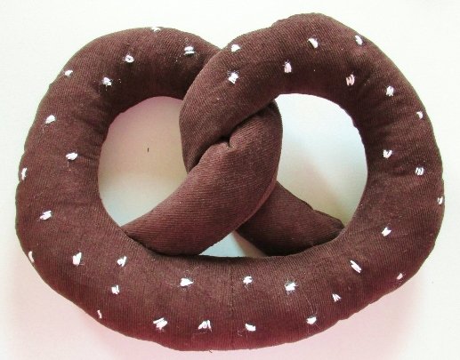 Blog-Inhaltsbild für 'Brezel - Spaß zum Oktoberfest! Wies`n Zeit ist angebrochen Nähe Dir die schönsten Brez`n selbst! Nähanleitung + Schnittmuster drei Größen Freebook'