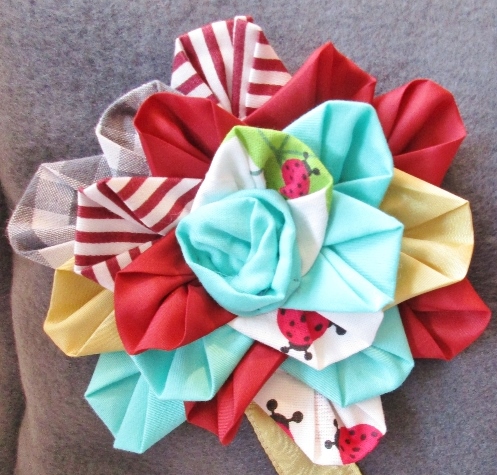 Blog-Inhaltsbild für 'Blüten Applikation aus Stoffresten nähen Upcycling Projekt: Blumen Applis für Kissen, Pullis oder Taschen im Origami Style'