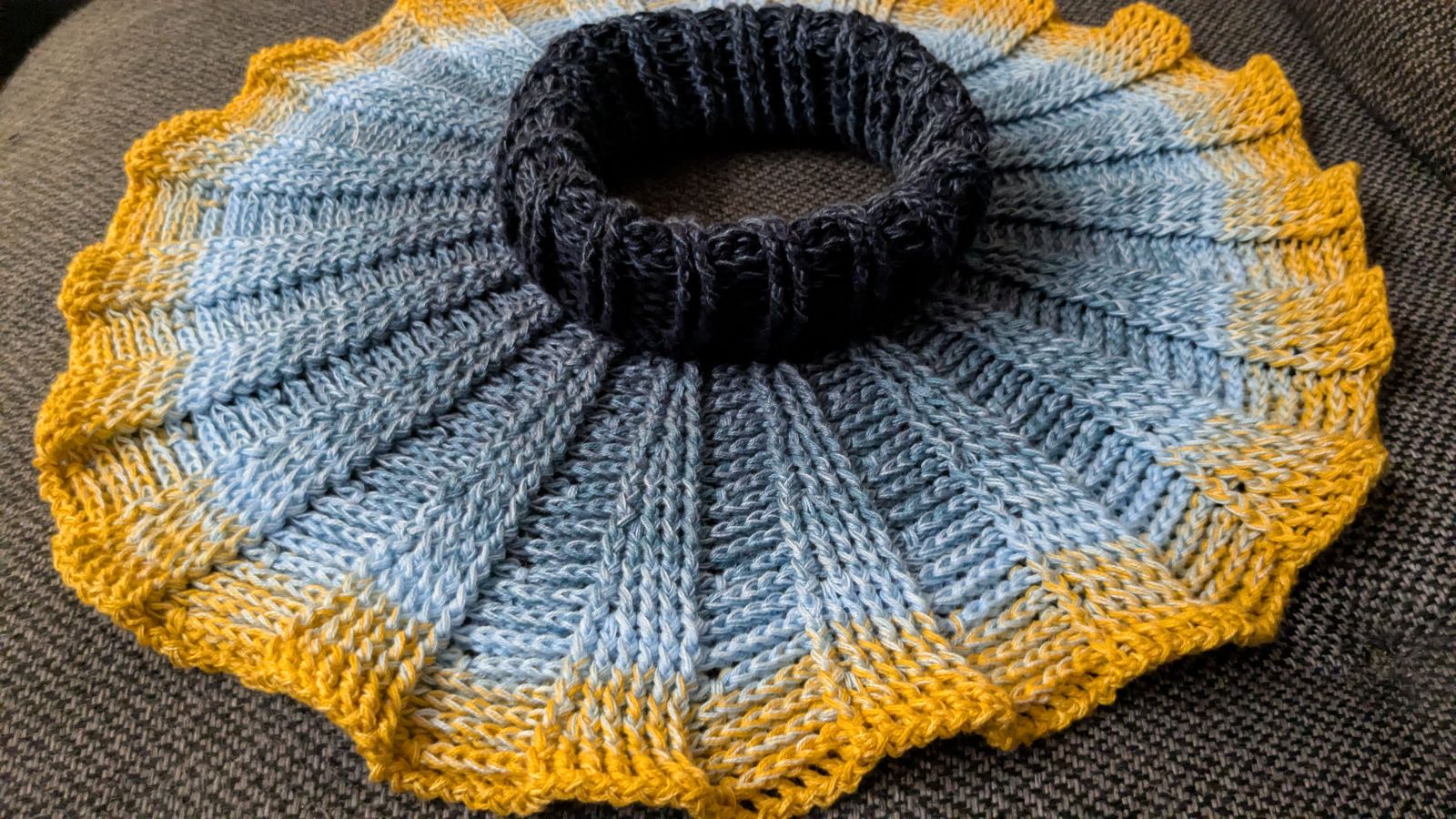 Blog-Inhaltsbild für 'Einfacher Schalkragen gehäkelt mit vielen Reliefstäbchen'