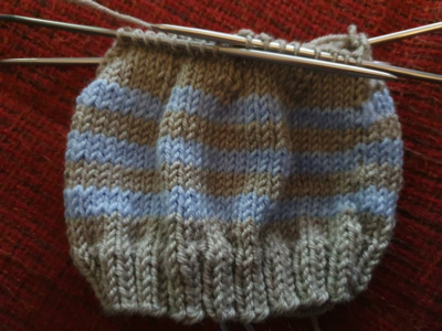 Blog-Inhaltsbild für 'Kostenlose Strickanleitung: Frühchen-Mütze Größe 44/46 – schnell & einfach gestrickt'