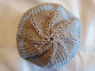 Blog-Inhaltsbild für 'Kostenlose Strickanleitung: Frühchen-Mütze Größe 44/46 – schnell & einfach gestrickt'