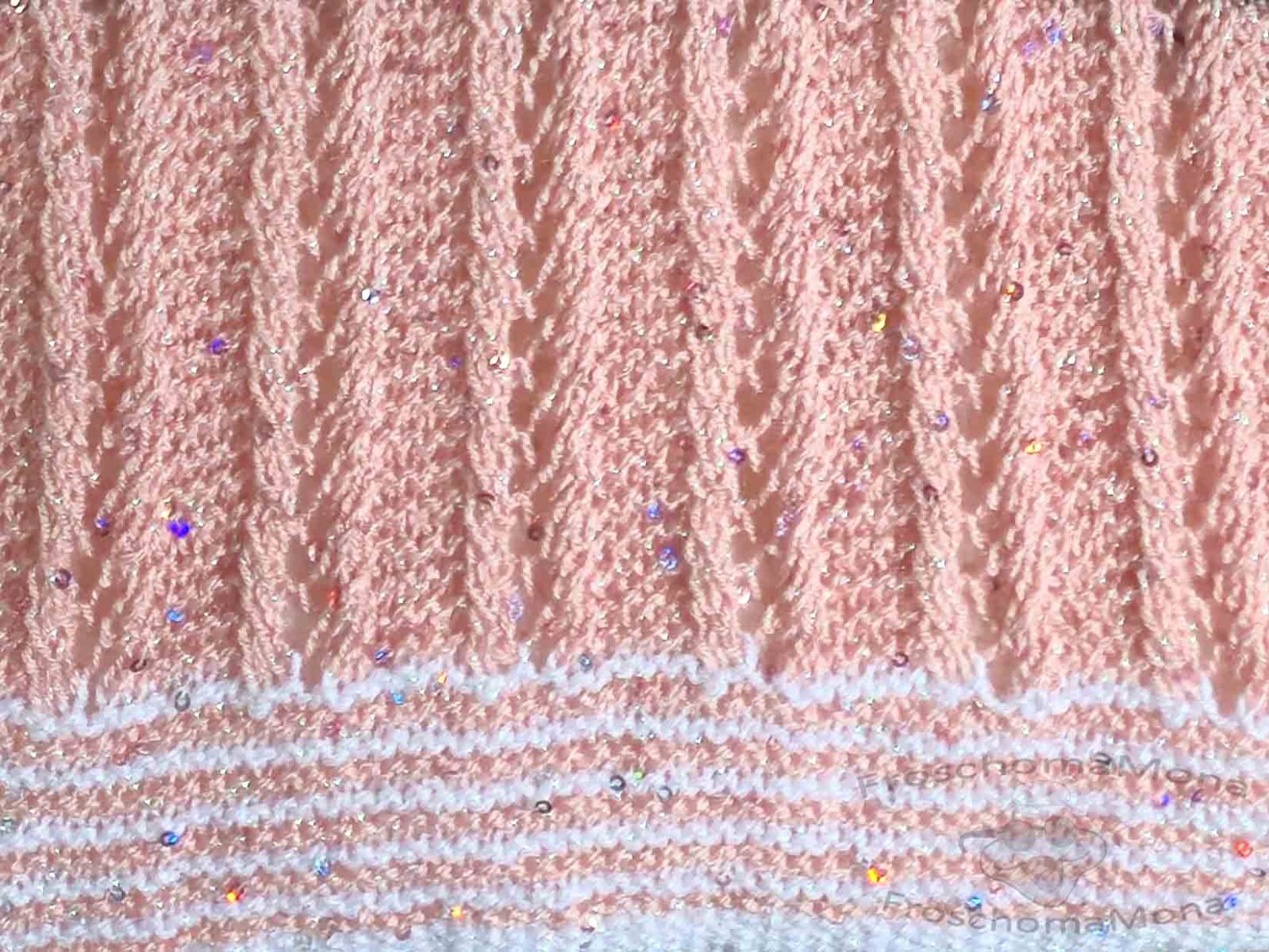 Das 2-farbige kraus-rechts-Muster ist noch zu sehen und das neue Muster mit Löchern, gestrickt in der Farbe rosa.