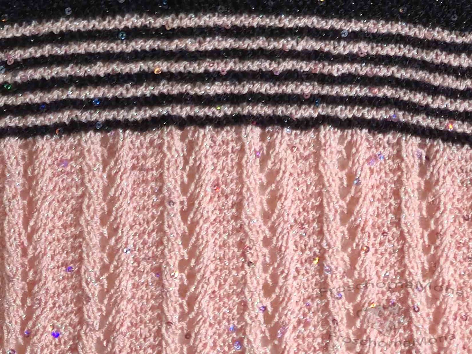 Nach dem rosafarbigen Lochmuster folgt nun wieder zweifarbig ein Kraus-Rechts-Muster in Rosa und Schwarz.