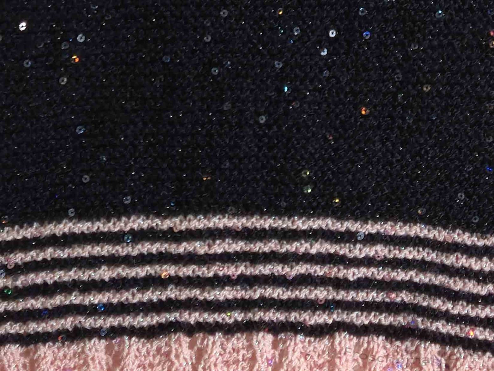 Nach dem zweifarbigen Kraus-Rechtsmuster folgt ein einfarbiges Stück krausrechts in schwarz.