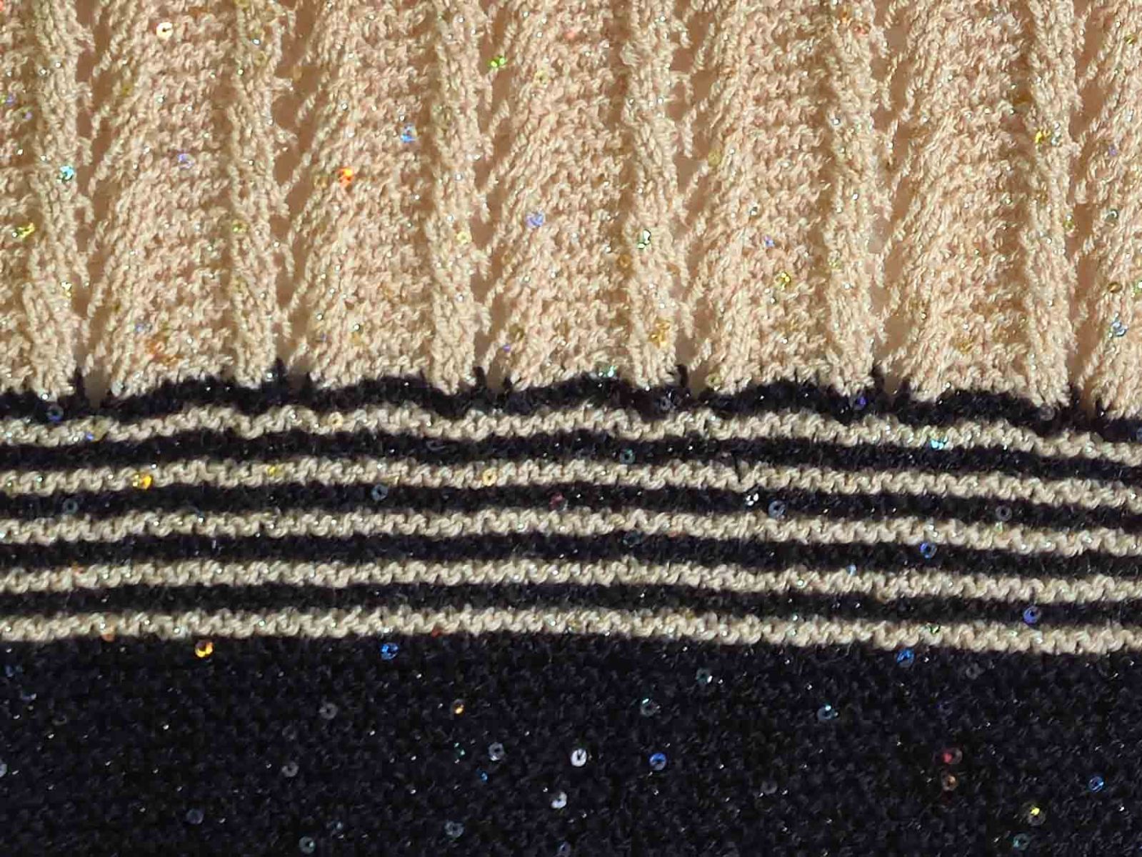 Nach dem einfarbigen Muster folgt wieder ein Stück zweifarbig in scharz und beige und darnach folgt einfarbig in Beige das Lochmuster.