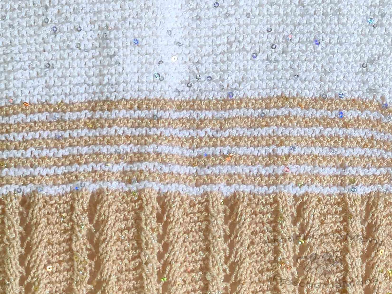 Im Anschluss an das einfarbige beige Lochmuster folgt zweifarbig in beige und weiß das Kraus-Rechts-Muster und danach beginnt die Musterfolge und Farbfolge von vorn mit weiß in kraus-rechts.