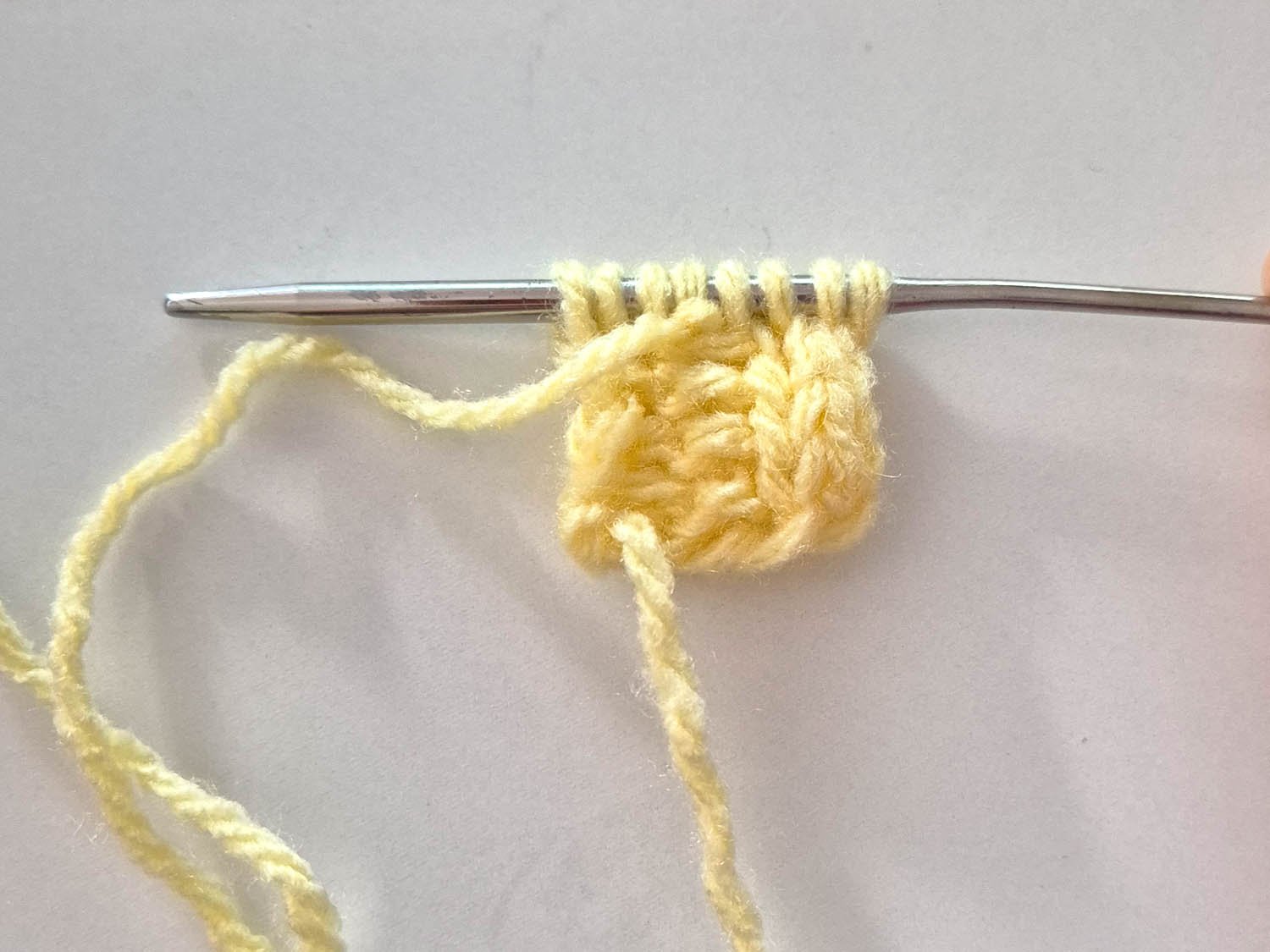 In gelber Wolle wurden noch weitere Reihen gestrickt.