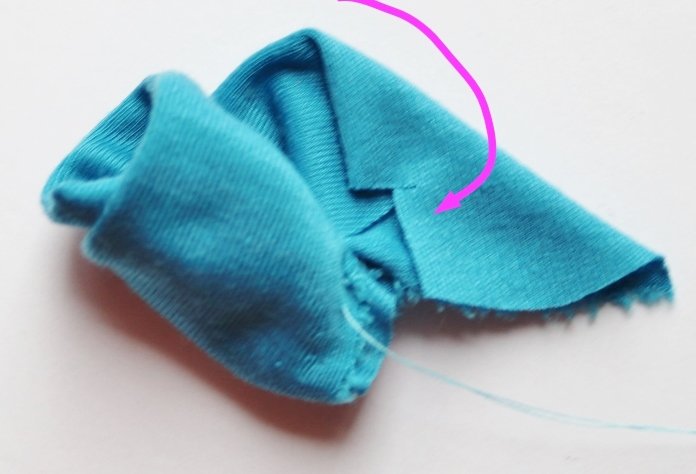 Blog-Inhaltsbild für 'Frühlingshafte Blütenbrosche aus Resten von Jersey, Filz und Tüll: Basteln mit Kindern'