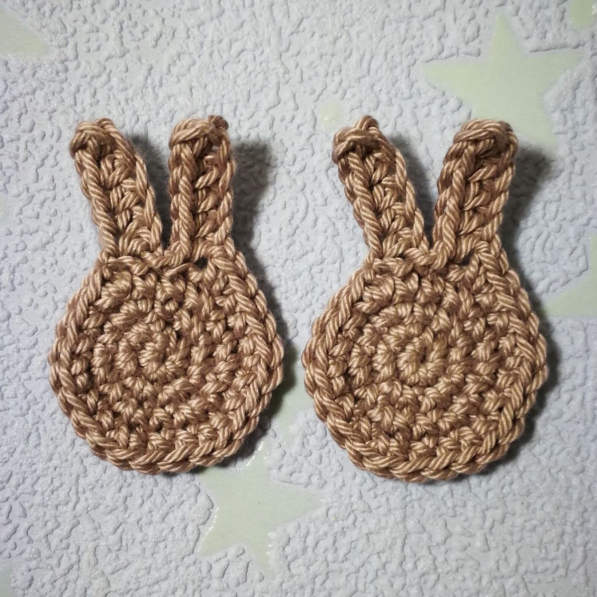 Blog-Inhaltsbild für 'Niedliche Häschen als Applikation oder Anhänger schnell gehäkelt'