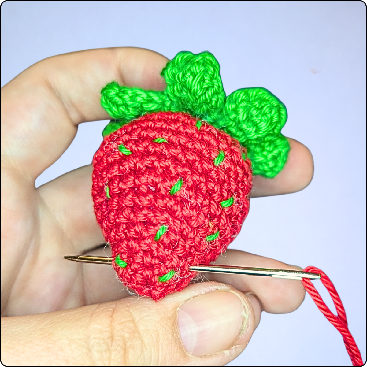 Blog-Inhaltsbild für 'Kostenlose Häkelanleitung: Schlüsselanhänger Erdbeere'