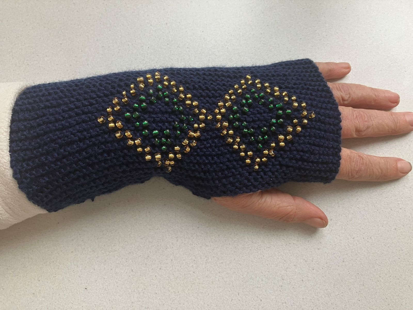 Blog-Inhaltsbild für 'Strick dir einen Pulswärmer mit eingestrickten Perlen'