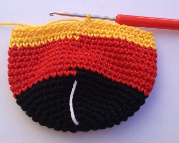 Blog-Inhaltsbild für 'Kleiner Häkelball in Deutschland-Farben - zum Knautschen, Spielen, Festhalten, Mitfiebern für die WM 2026'