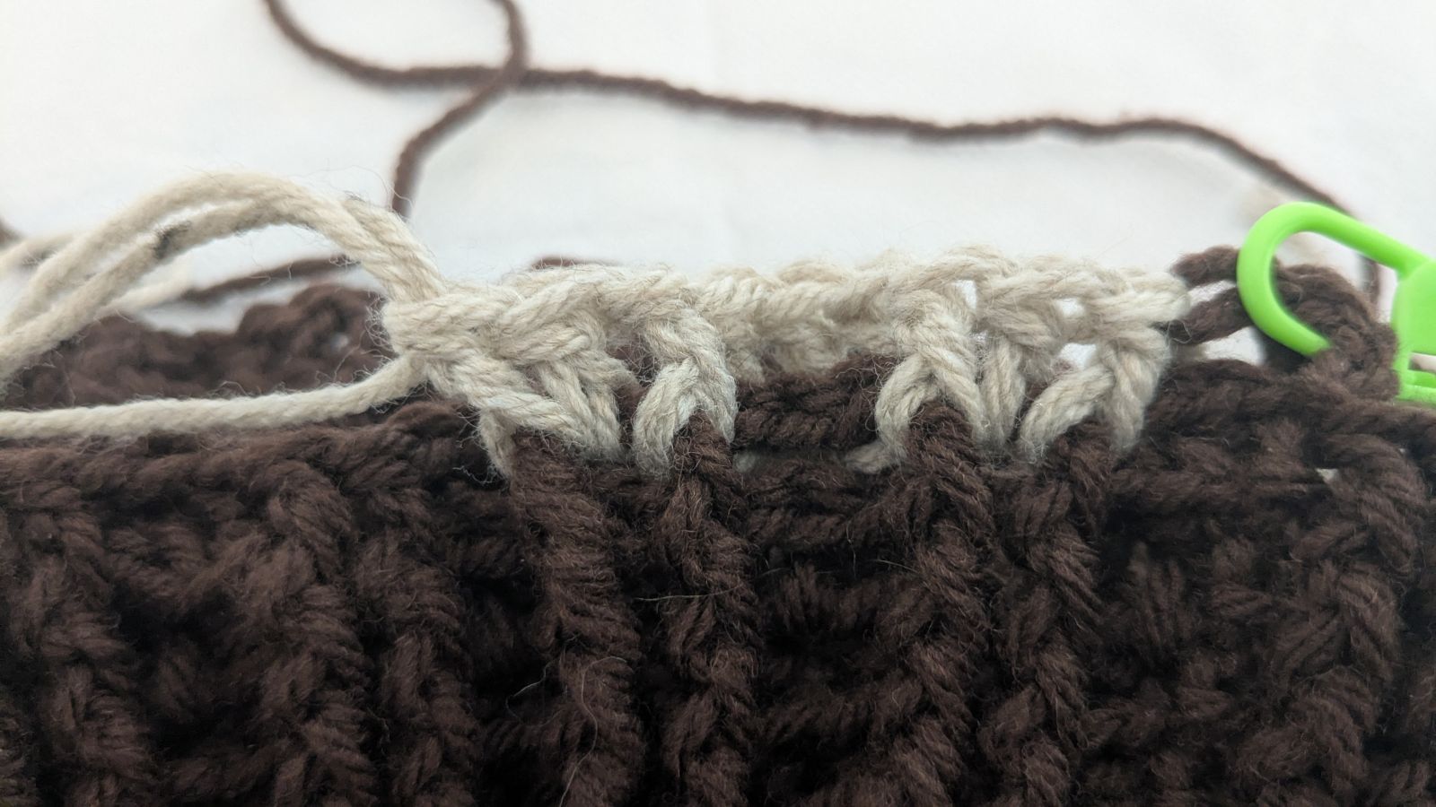 Blog-Inhaltsbild für 'Einfacher Schalkragen gehäkelt mit vielen Reliefstäbchen'