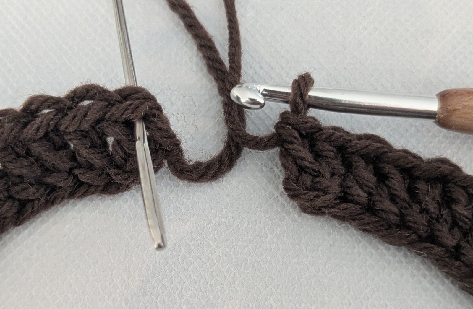 Blog-Inhaltsbild für 'Einfacher Schalkragen gehäkelt mit vielen Reliefstäbchen'