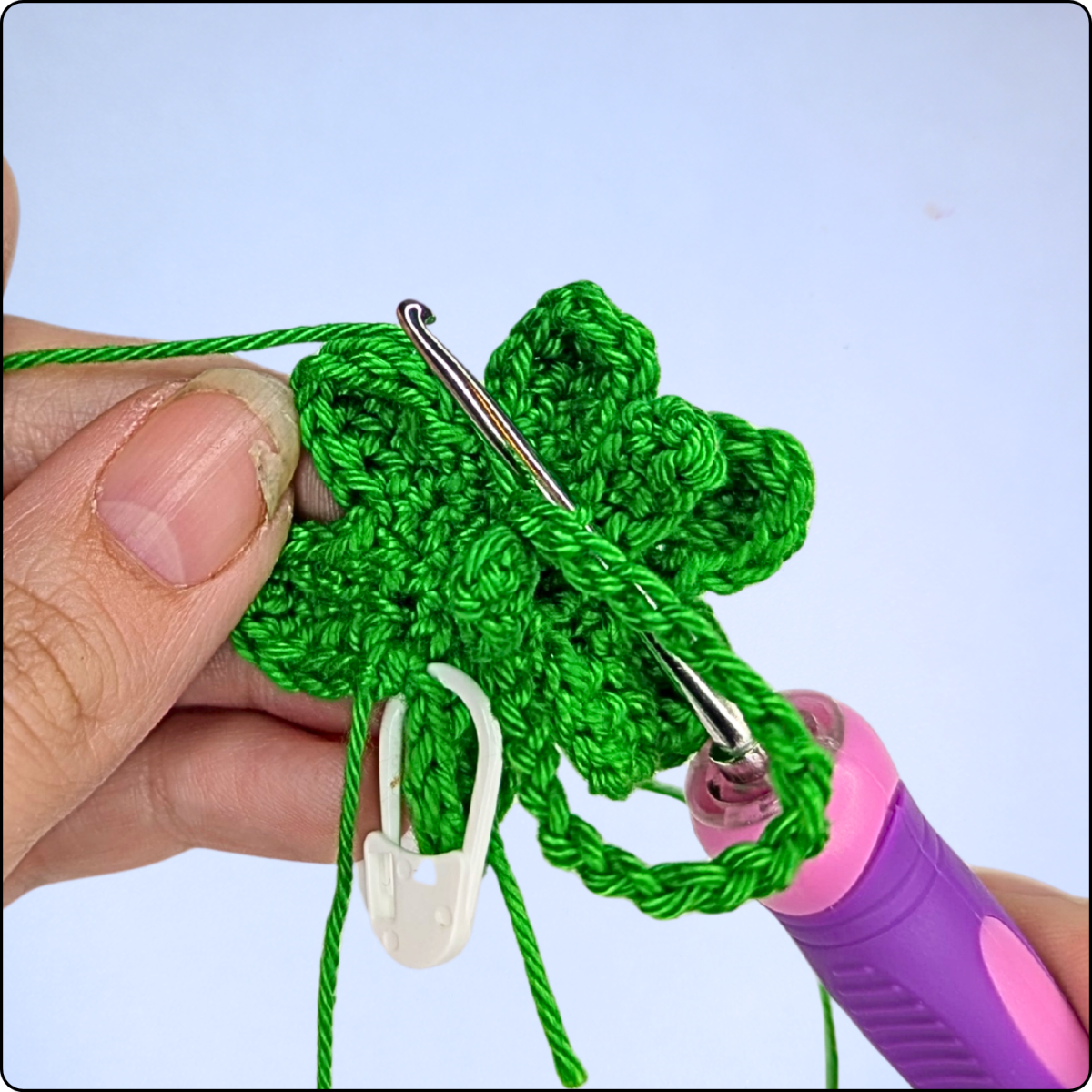 Blog-Inhaltsbild für 'Kostenlose Häkelanleitung: Schlüsselanhänger Erdbeere'