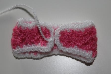 Blog-Inhaltsbild für 'Gratis Häkelanleitung Baby Stirnband mit Schleife'