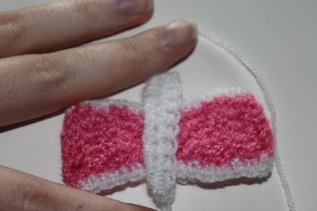 Blog-Inhaltsbild für 'Gratis Häkelanleitung Baby Stirnband mit Schleife'