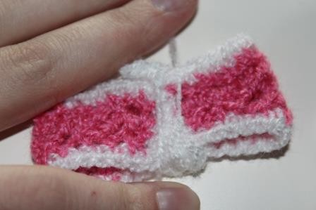 Blog-Inhaltsbild für 'Gratis Häkelanleitung Baby Stirnband mit Schleife'