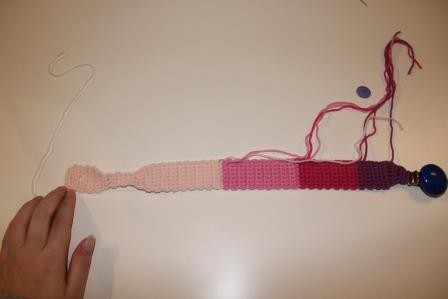 Blog-Inhaltsbild für 'kostenlose Häkelanleitung Schnullerband, Schnullerkette in kunterbunten Farben für Junge und Mädchen inkl. Clip'