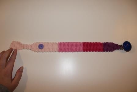 Blog-Inhaltsbild für 'kostenlose Häkelanleitung Schnullerband, Schnullerkette in kunterbunten Farben für Junge und Mädchen inkl. Clip'