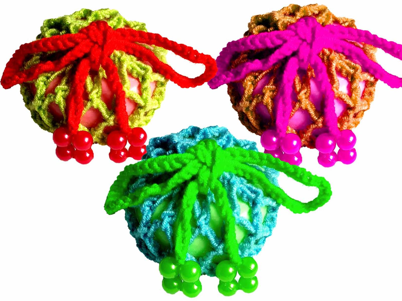 3 bunte Seifensäckchen mit farblich passenden Seifenstückchen zeigt das Bild.