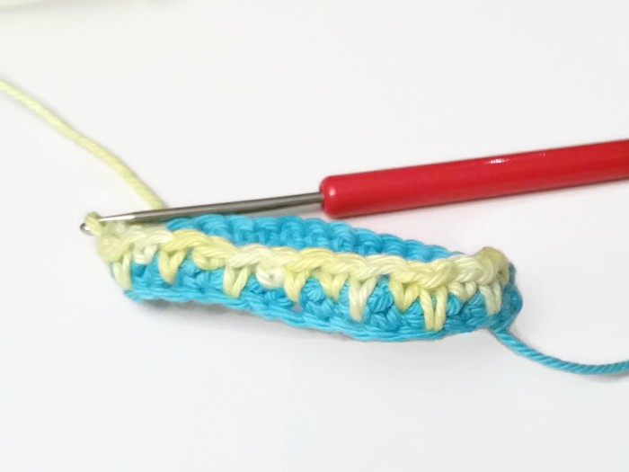 Kostenlose Häkelanleitung für bunte Serviettenringe in zwei Varianten