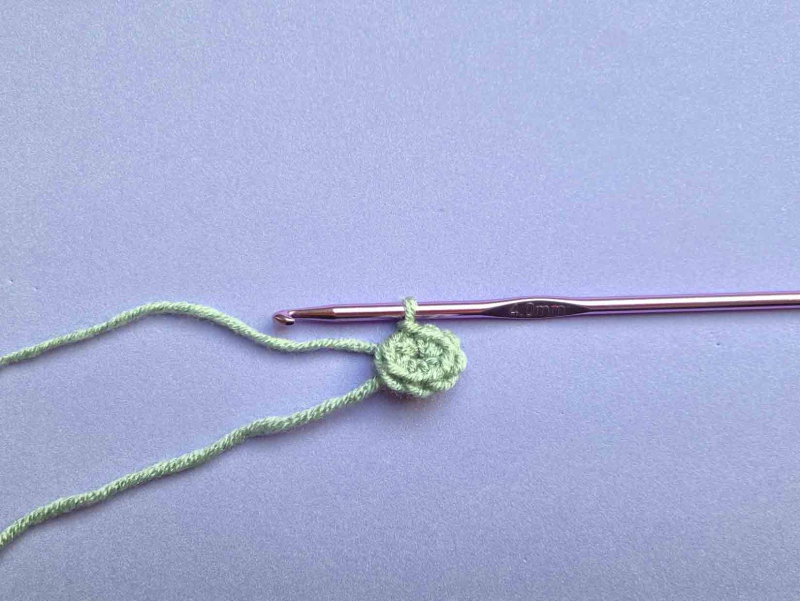 Das Bild zeigt den Maschenanschlag incl. der ersten 8 festen Maschen, mit denen das Häkelstück beginnt.