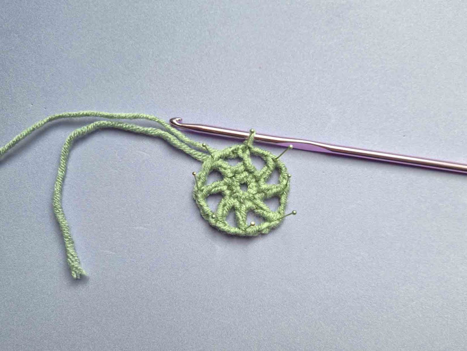 Das Bild zeigt das Häkelstück nach Fertigstellung von Runde 1