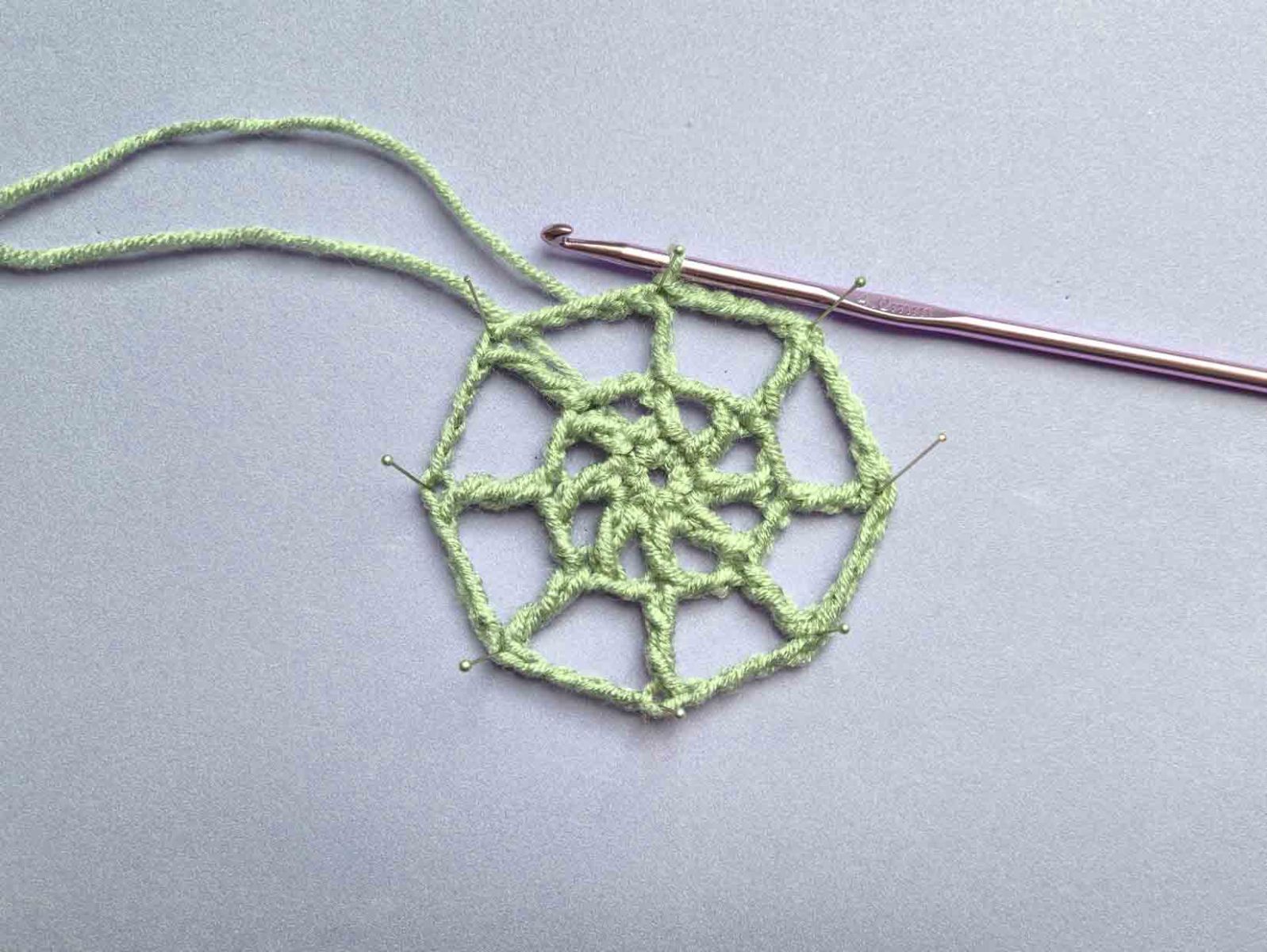 Das Bild zeigt das Häkelstück nach Fertigstellung von Runde 2