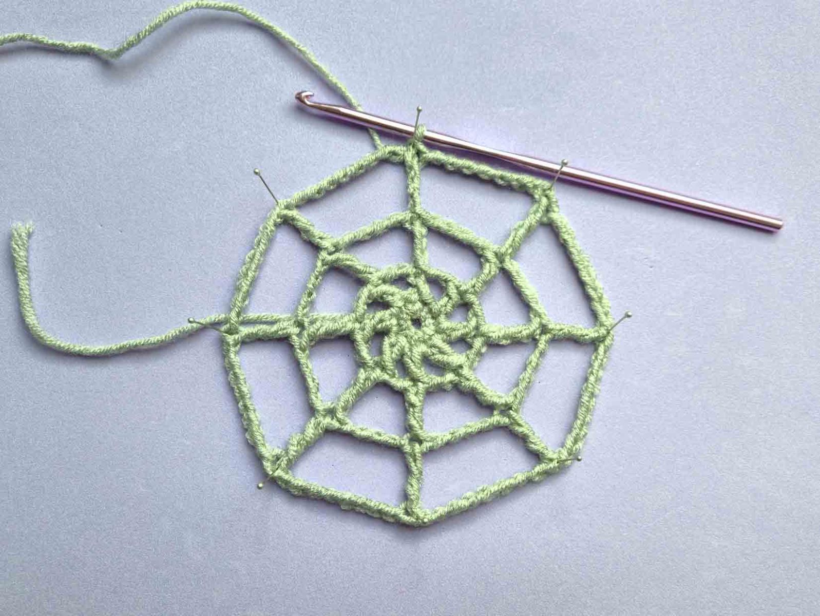 Das Bild zeigt das Häkelstück nach Fertigstellung von Runde 3