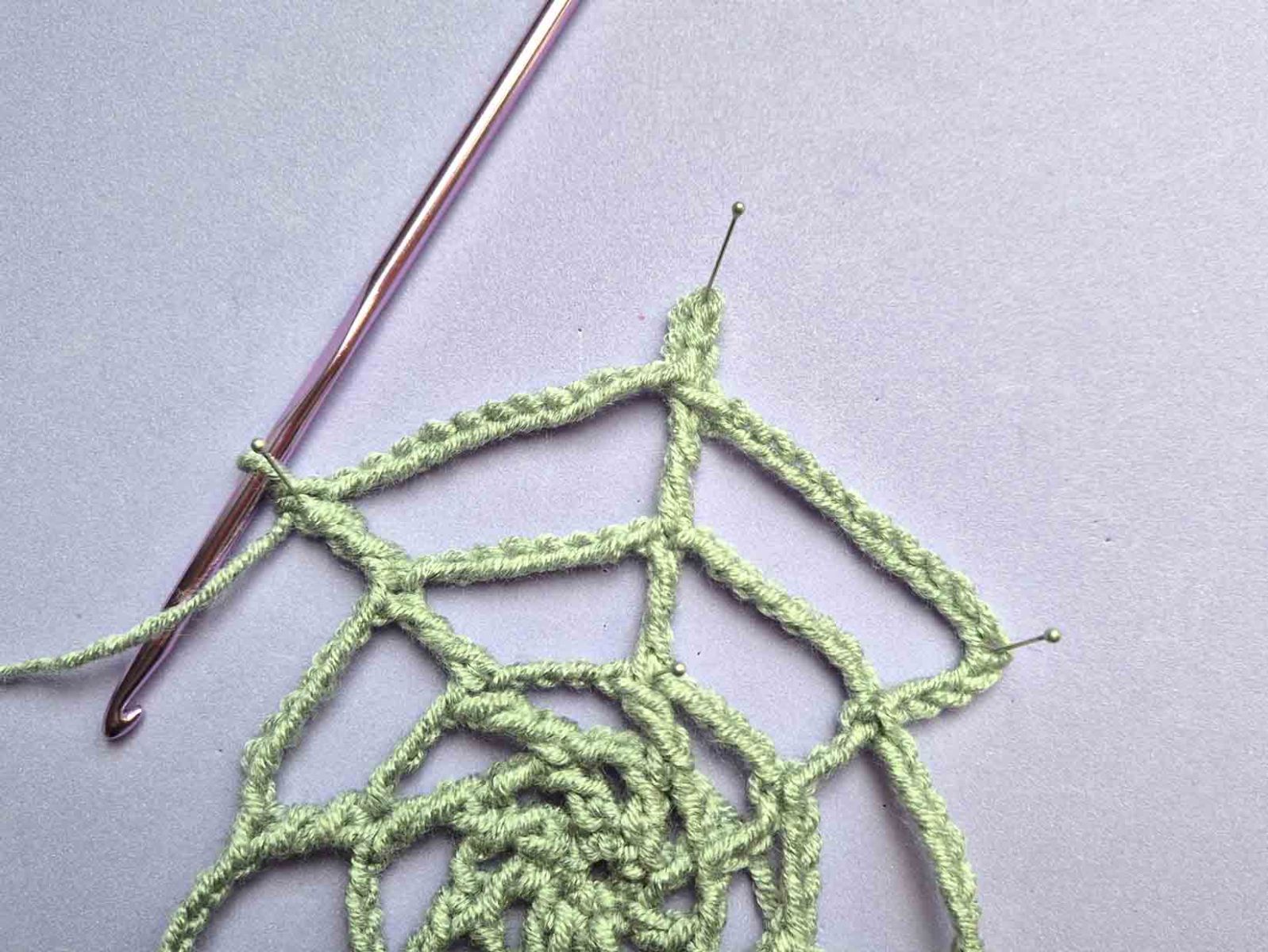 Das Bild zeigt, wie Runde 4 nach dem letzten Steg weitergearbeitet wird.