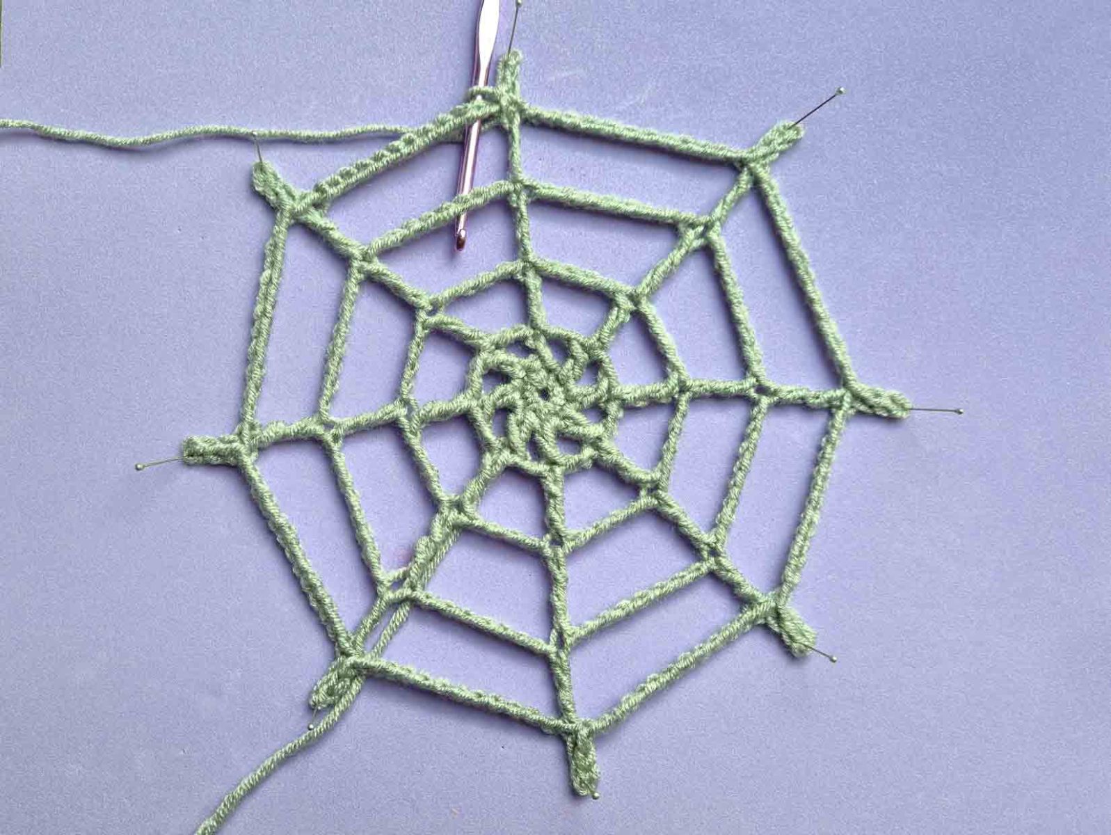 Das Bild zeigt das fertig gehäkelt Spinnennetz vor dem Vernähen der Fäden.