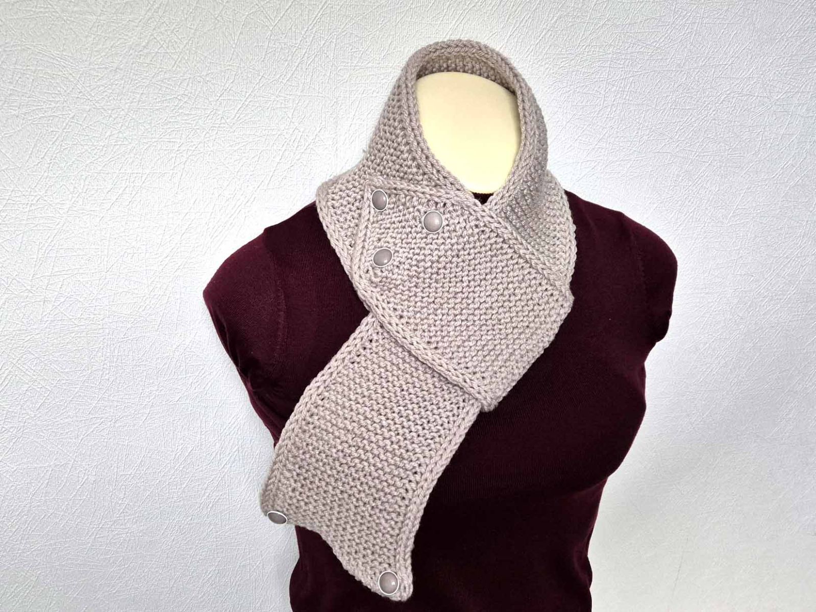 Der Steckschal in grau wurde einer Schaufensterpuppe ohne Kopf umgelegt.