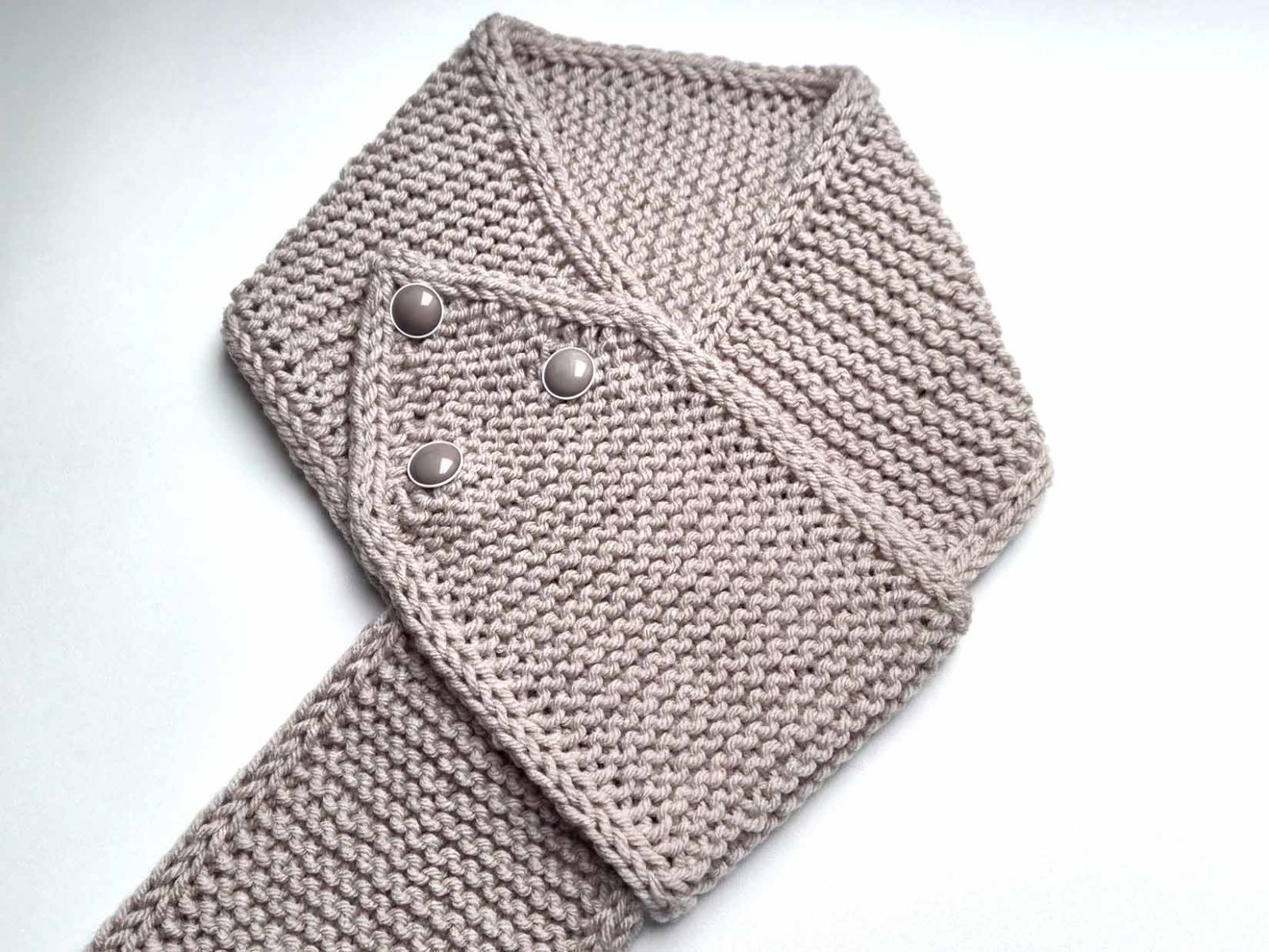 Das Ende des Schals wurde durch die umgelegte Schlaufe gezogen.