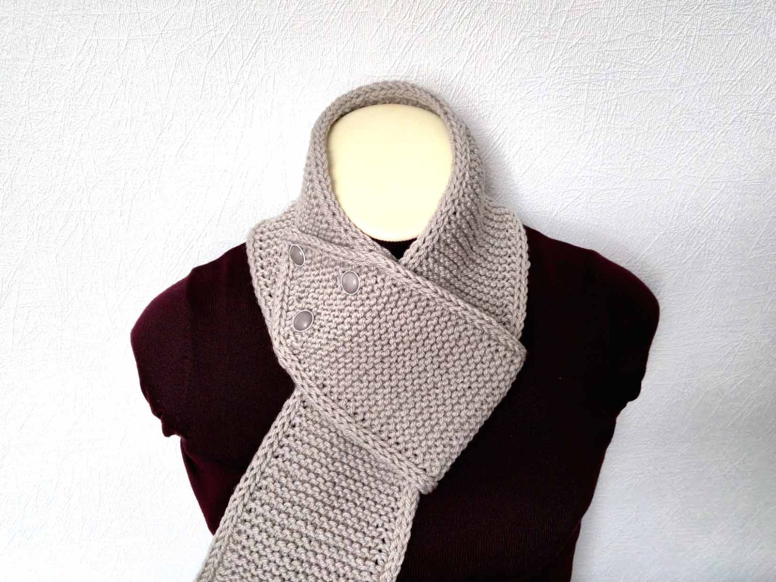 Das Bild zeigt noch einmal einen Steckschal bei einer Schaufensterpuppe ohne Kopf.