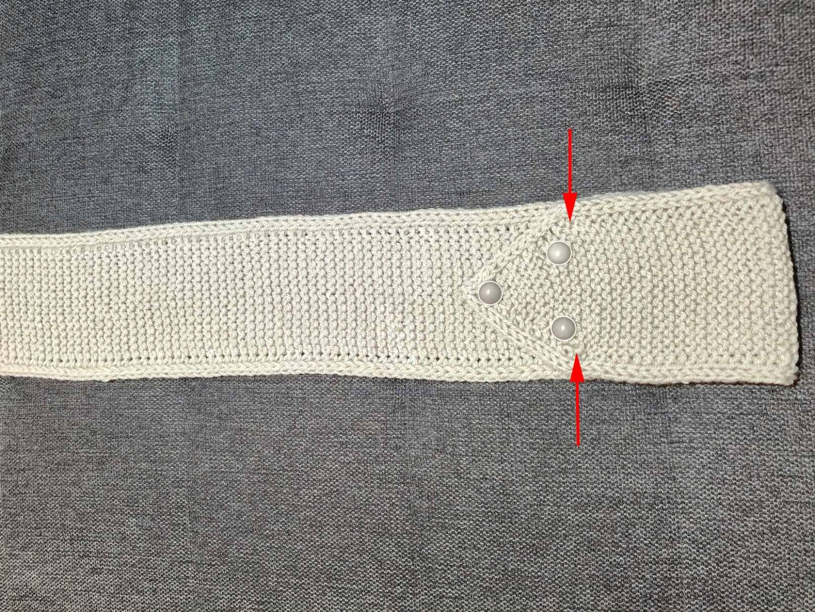 Der Schal wird auf der spitzen Seite umgeschlaggen und festgehnäht.