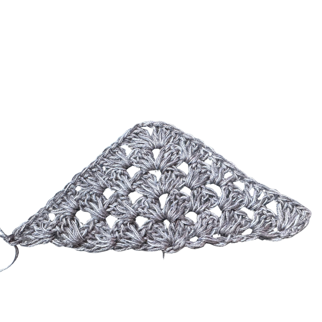 Blog-Inhaltsbild für 'Half-Granny mal anders: Ein schnelles Lesezeichen aus Garnresten (Gratisanleitung)!'